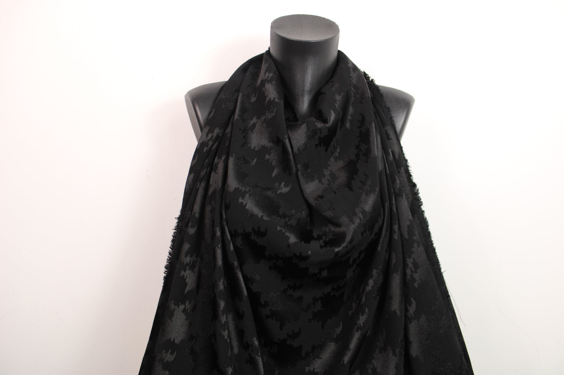 Tissu jacquard - imprimé pied de poule ton sur ton - noir - photo 4/5 | So Tissus