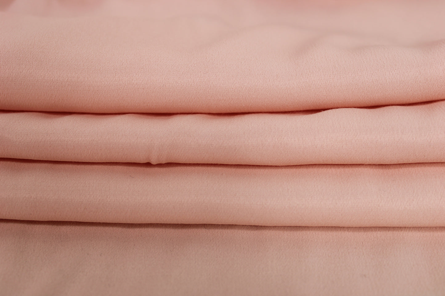 Tissu crêpe envers satin - rose pâle - photo 2/4 | So Tissus
