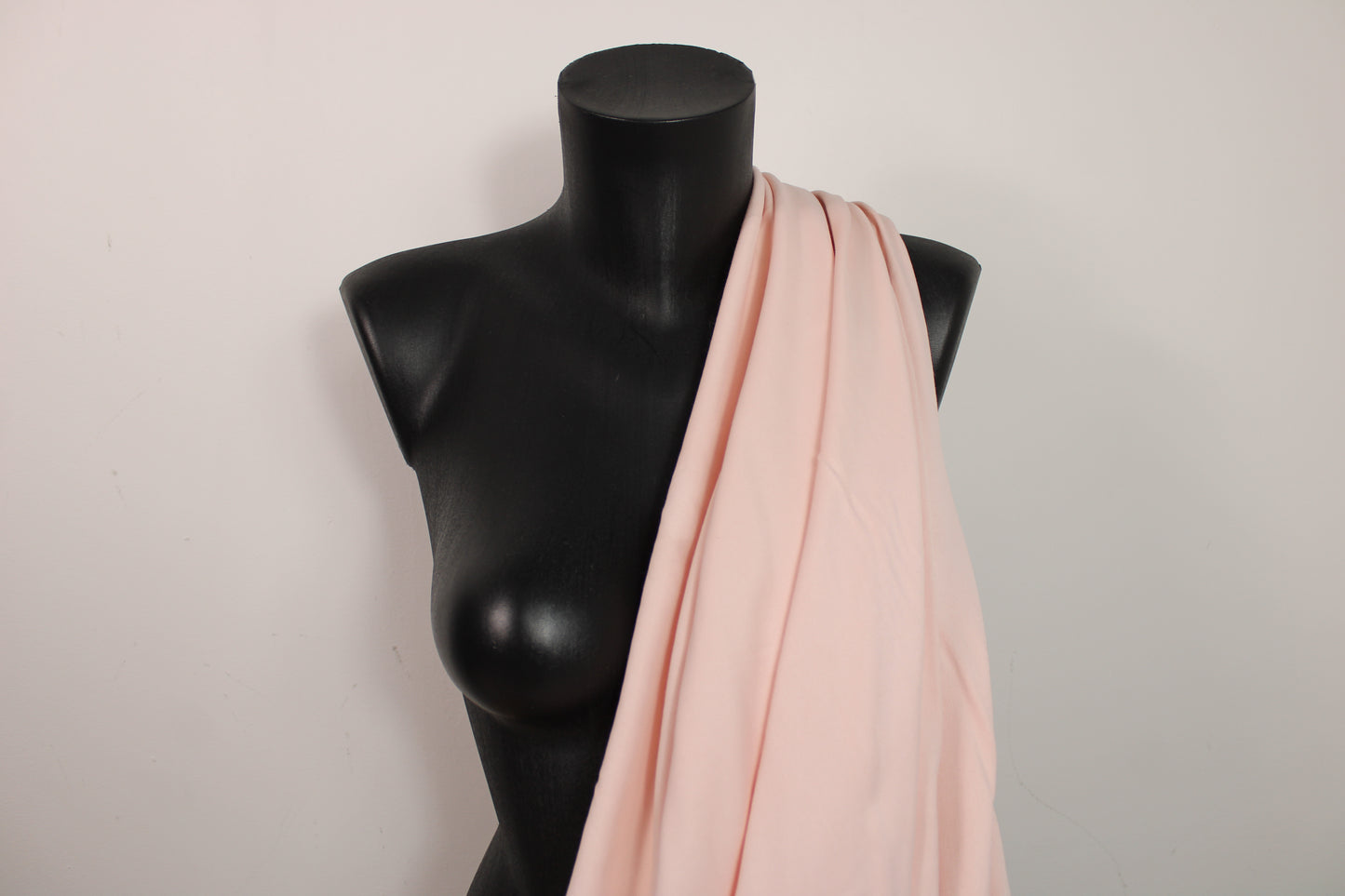 Tissu crêpe envers satin - rose pâle - photo 3/4 | So Tissus