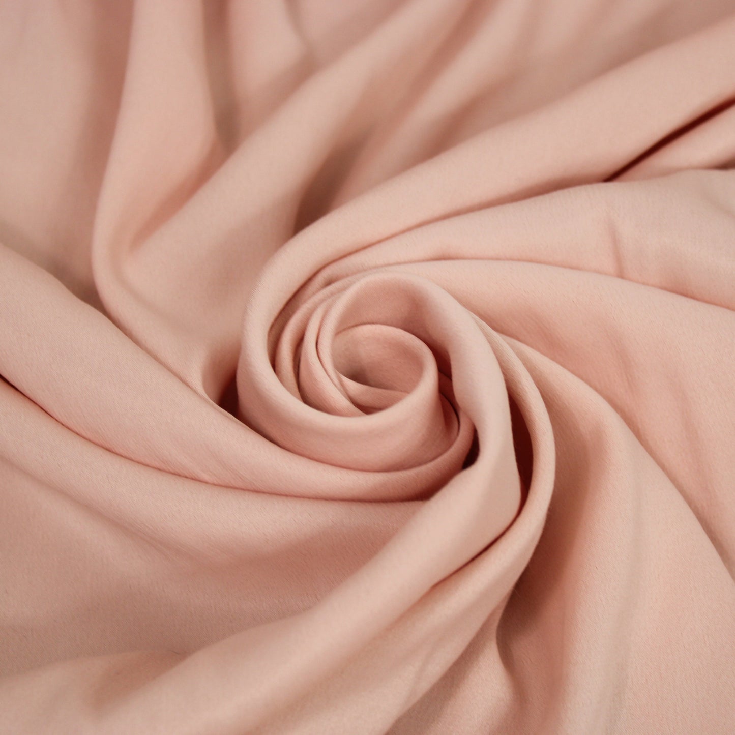 Tissu crêpe envers satin - rose pâle - photo 1/4 | So Tissus
