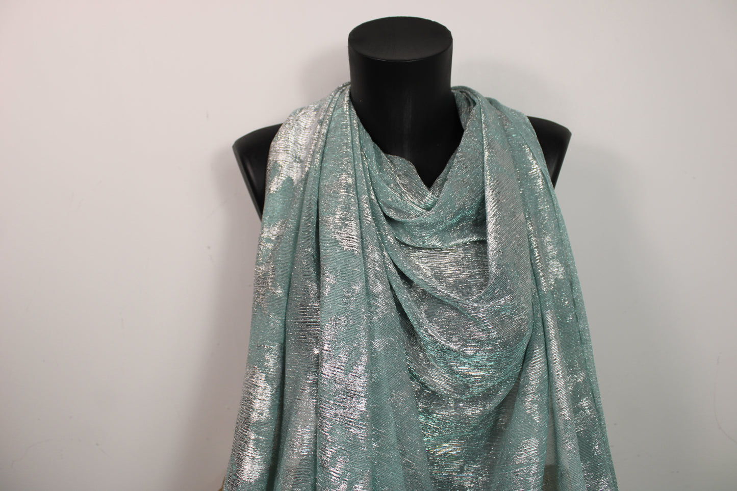 Tissu maille lurex - bleu ciel et argenté - photo 4/6 | So Tissus