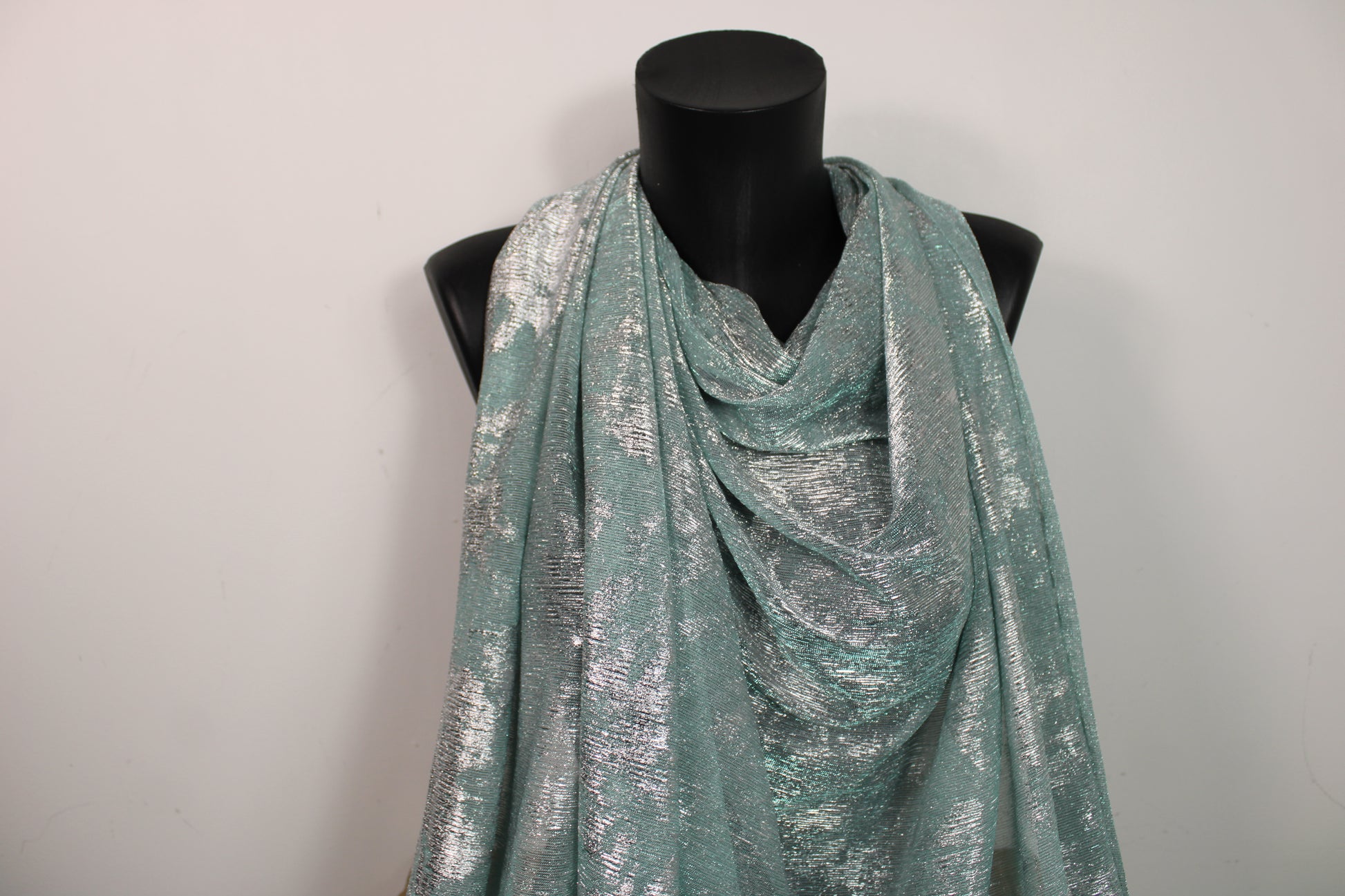 Tissu maille lurex - bleu ciel et argenté - photo 4/6 | So Tissus