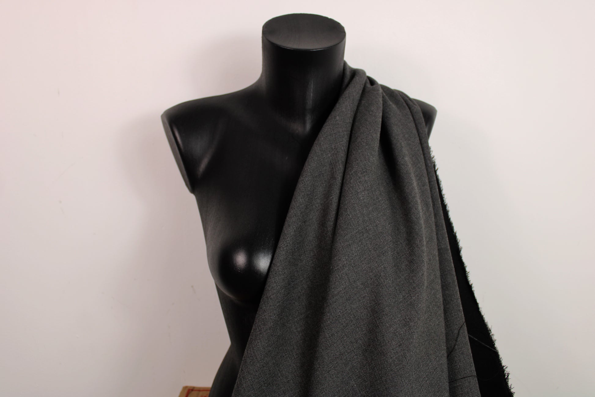 Tissu crêpe lourd - gris anthracite - photo 3/4 | So Tissus