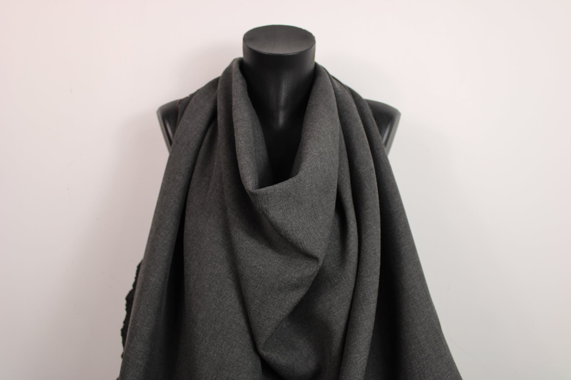 Tissu crêpe lourd - gris anthracite - photo 4/4 | So Tissus