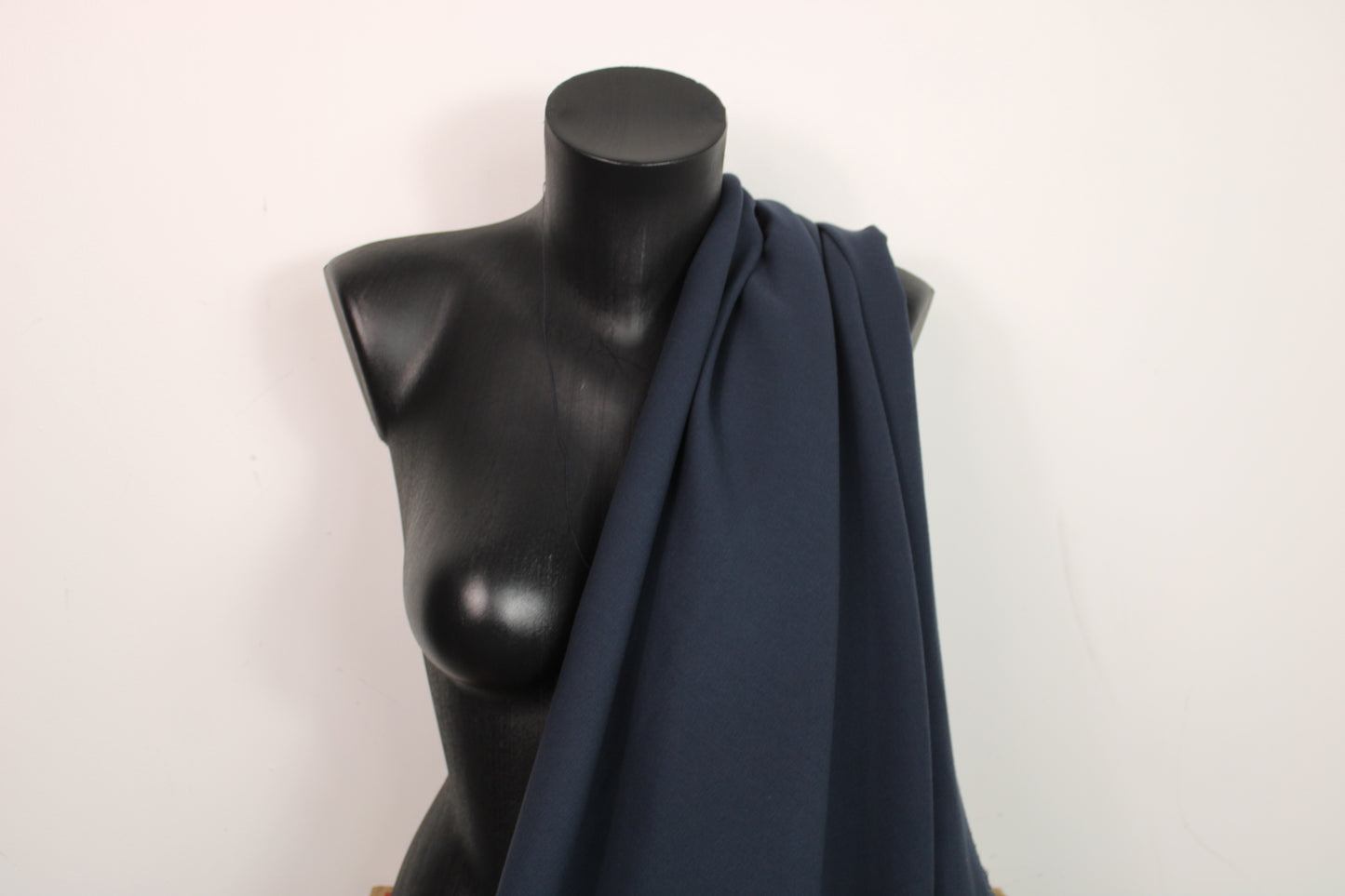 Tissu crêpe lourd - bleu marine - photo 3/4 | So Tissus