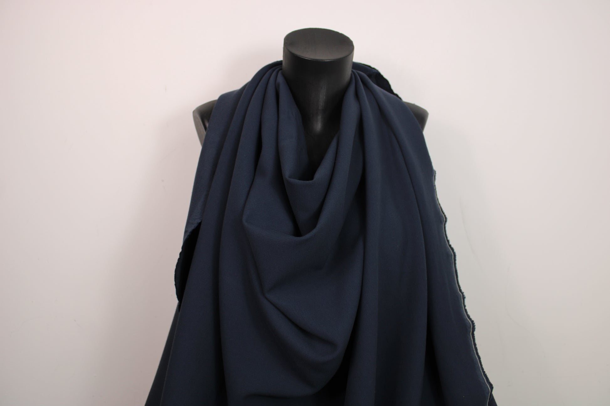 Tissu crêpe lourd - bleu marine - photo 4/4 | So Tissus