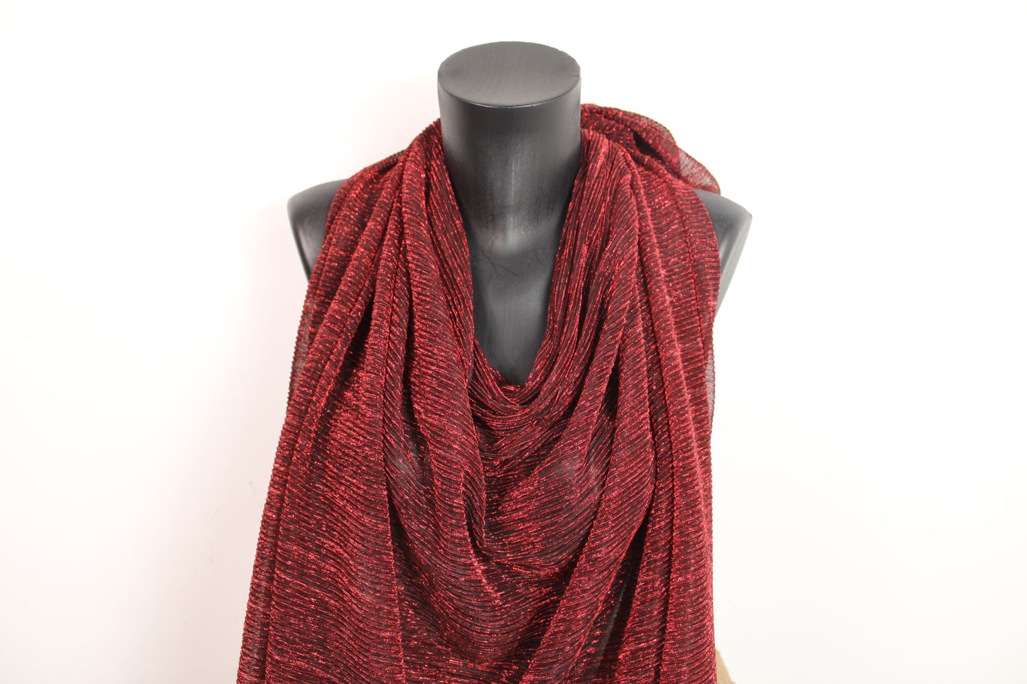 Tissu maille lurex - noir et rouge brillant - photo 4/5 | So Tissus