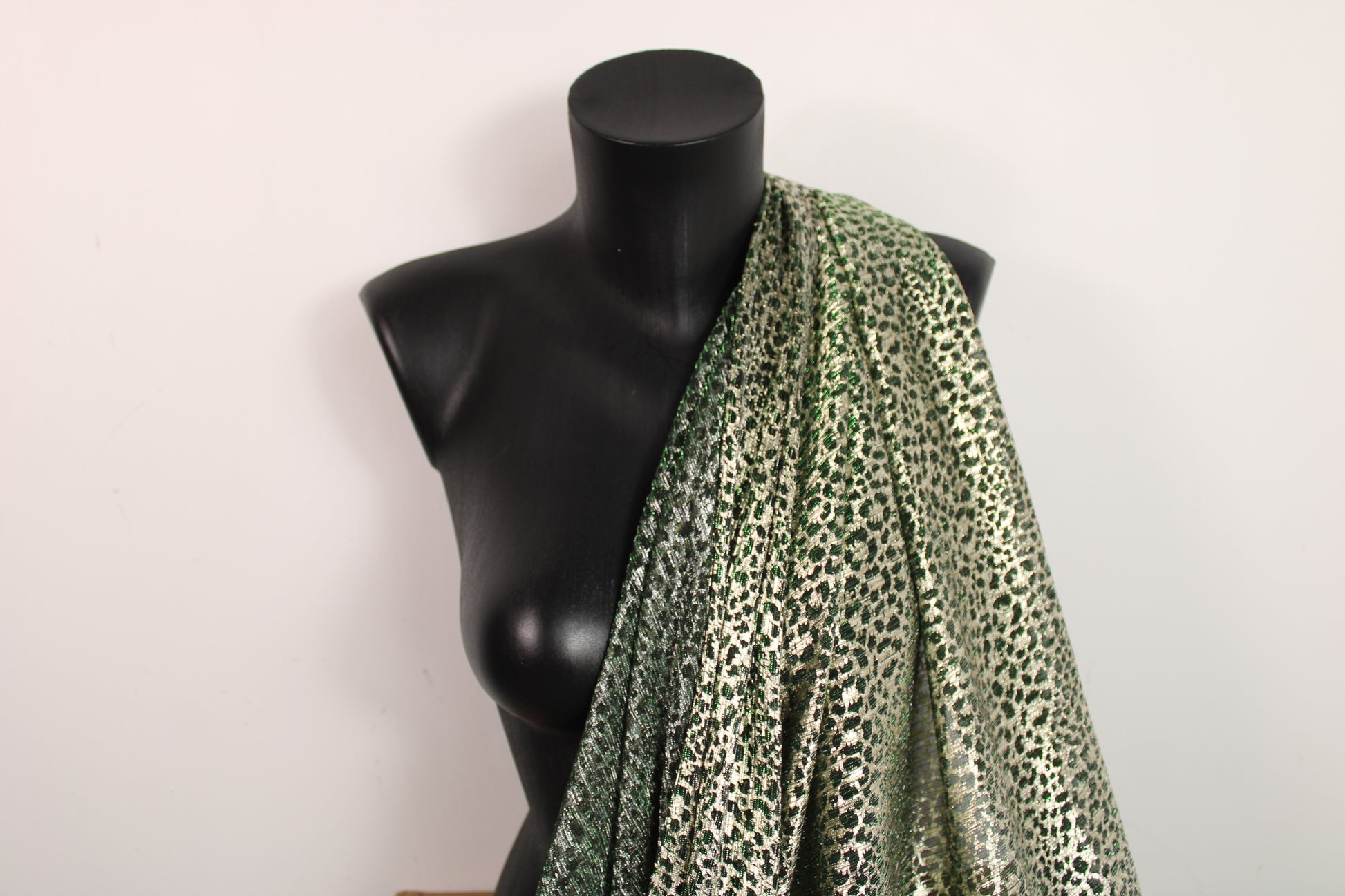 Tissu maille lurex - vert et doré - photo 3/5 | So Tissus