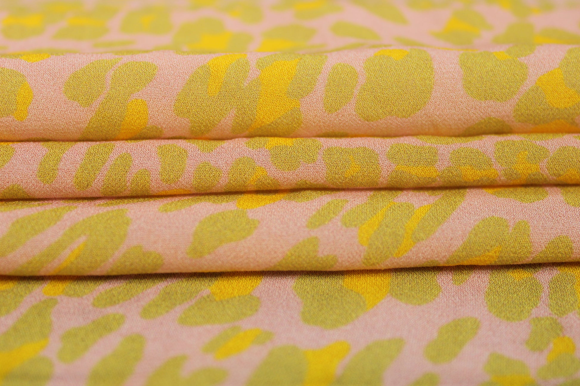 Tissu crêpe georgette  - imprimé tacheté - ton rose - photo 3/5 | So Tissus