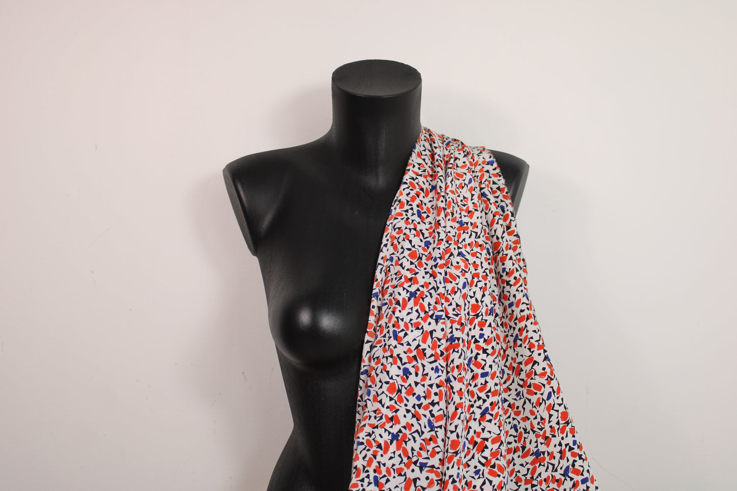 Tissu crêpe de chine 100% soie - imprimé tachetés - blanc, rouge, noir et bleu - photo 3/5 | So Tissus