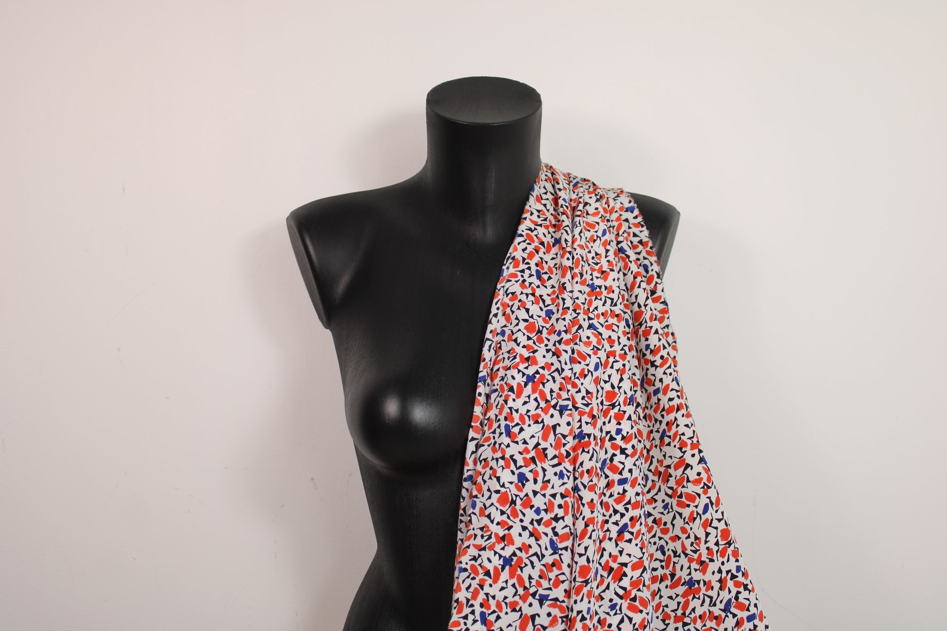 Tissu crêpe de chine 100% soie - imprimé tachetés - blanc, rouge, noir et bleu - photo 3/5 | So Tissus