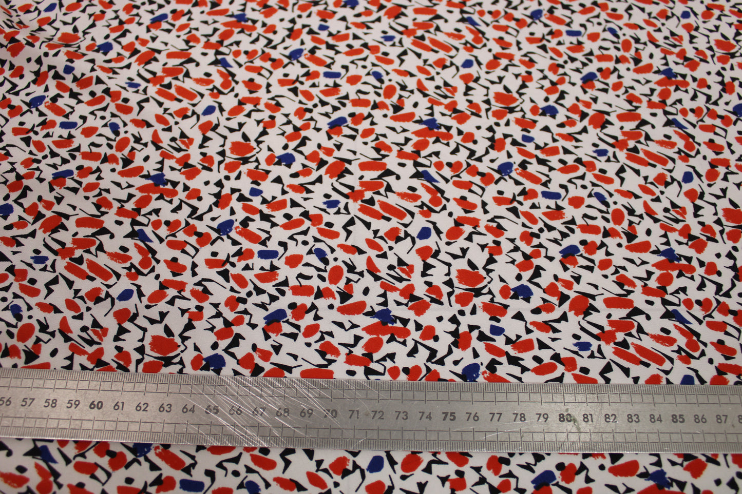 Tissu crêpe de chine 100% soie - imprimé tachetés - blanc, rouge, noir et bleu - photo 5/5 | So Tissus
