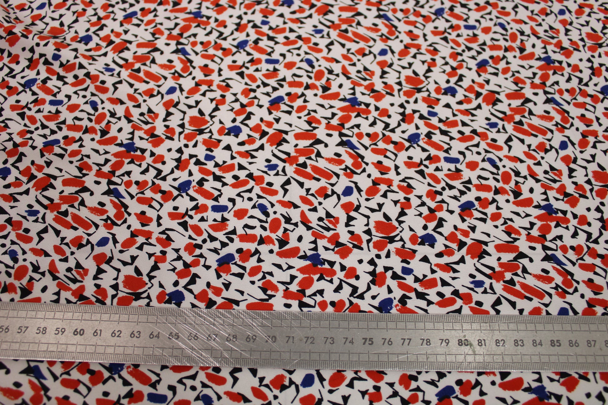 Tissu crêpe de chine 100% soie - imprimé tachetés - blanc, rouge, noir et bleu - photo 5/5 | So Tissus