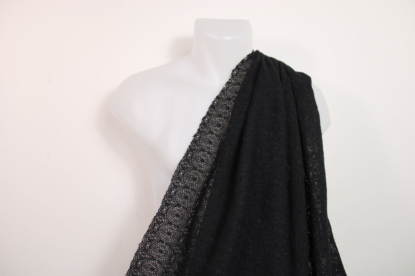 Tissu guipure motif circulaire - noir - photo 3/5 | So Tissus