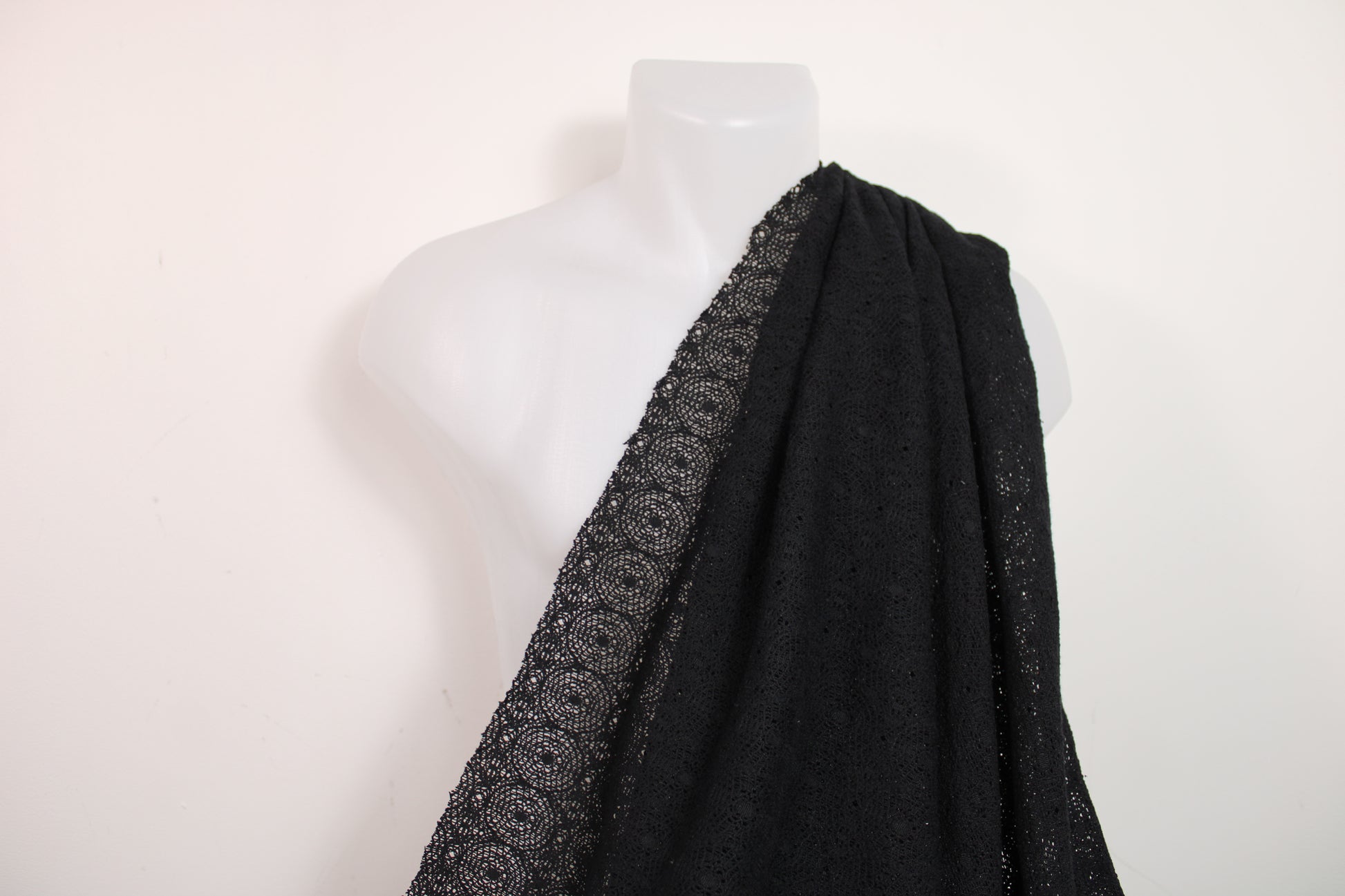 Tissu guipure motif circulaire - noir - photo 3/5 | So Tissus