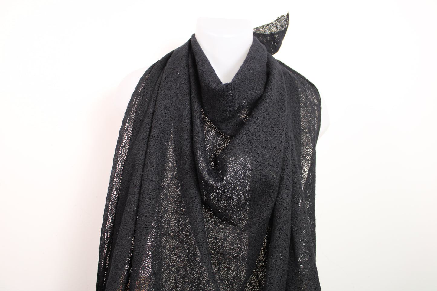 Tissu guipure motif circulaire - noir - photo 4/5 | So Tissus