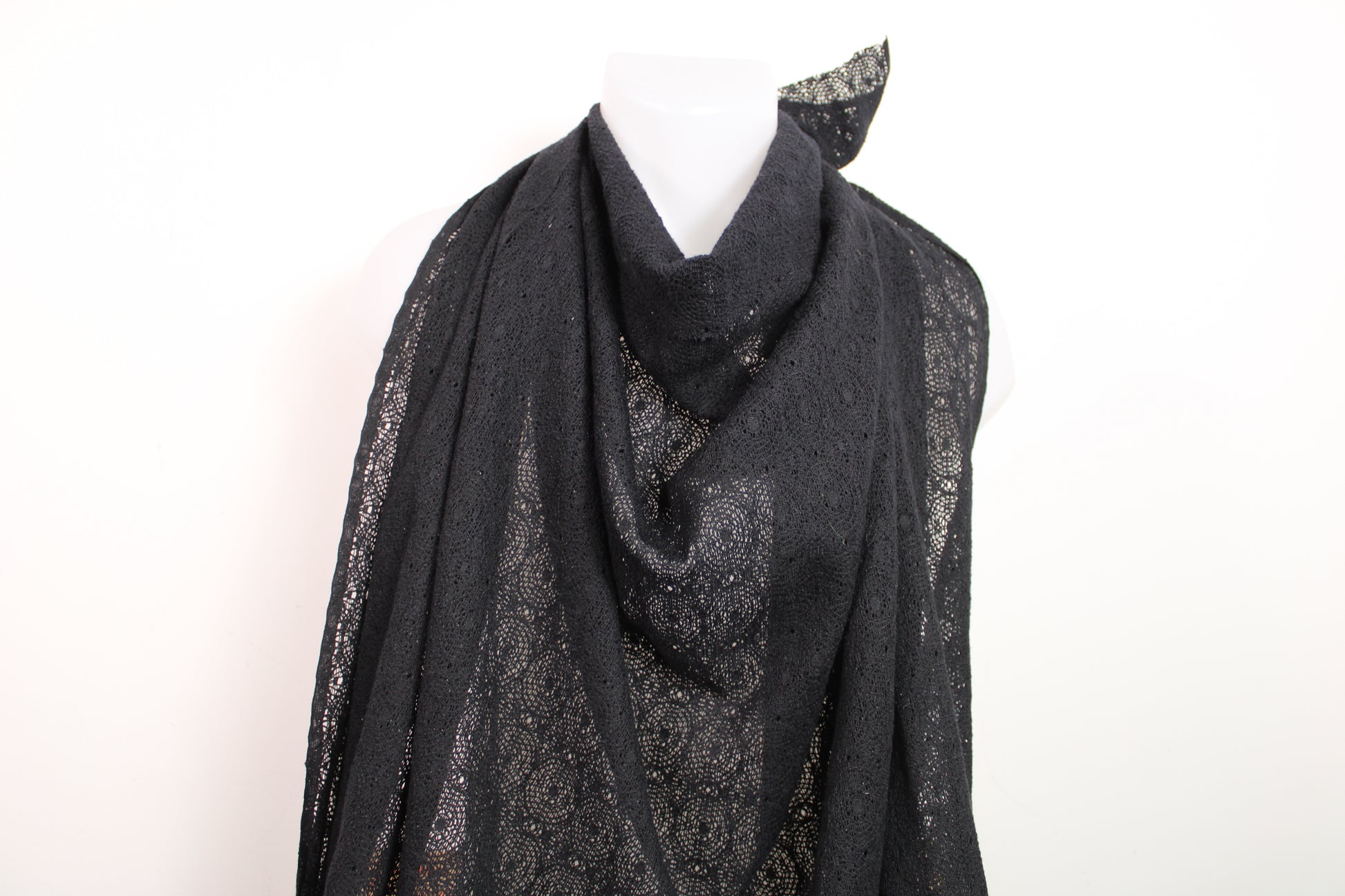 Tissu guipure motif circulaire - noir - photo 4/5 | So Tissus