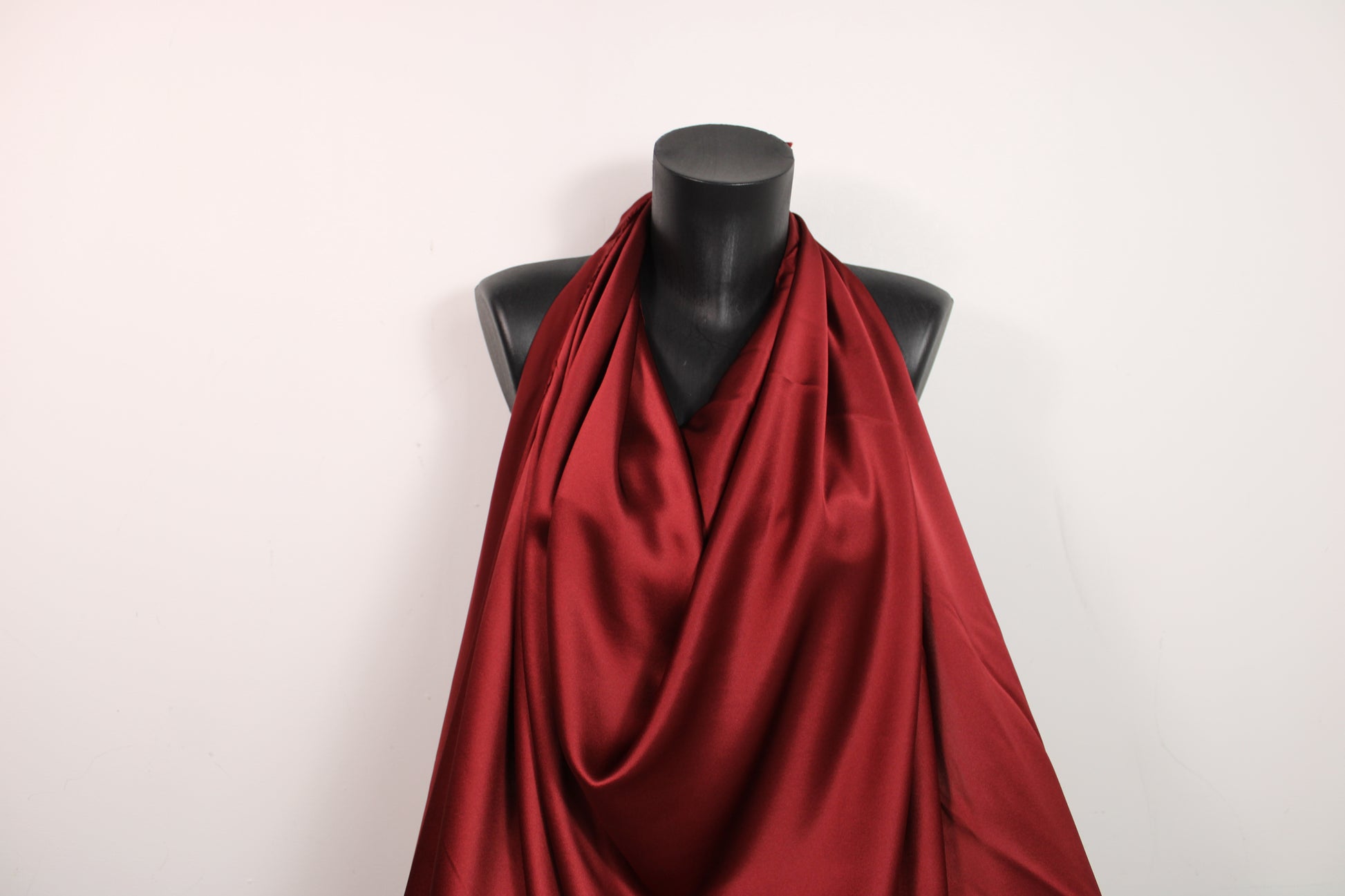 Tissu satin de soie - grenat - photo 4/4 | So Tissus