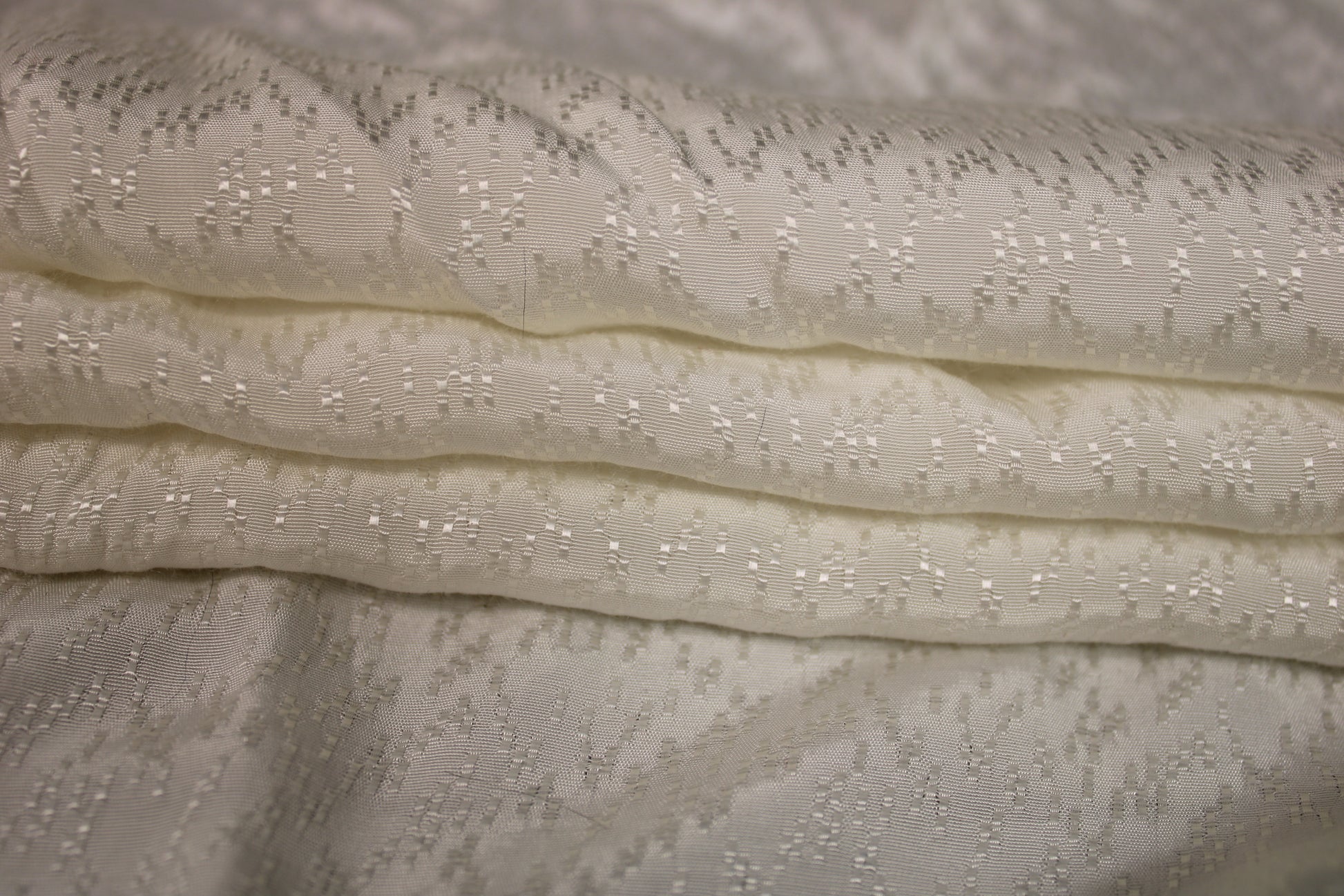 Tissu viscose - effet brodé - blanc cassé - photo 2/4 | So Tissus