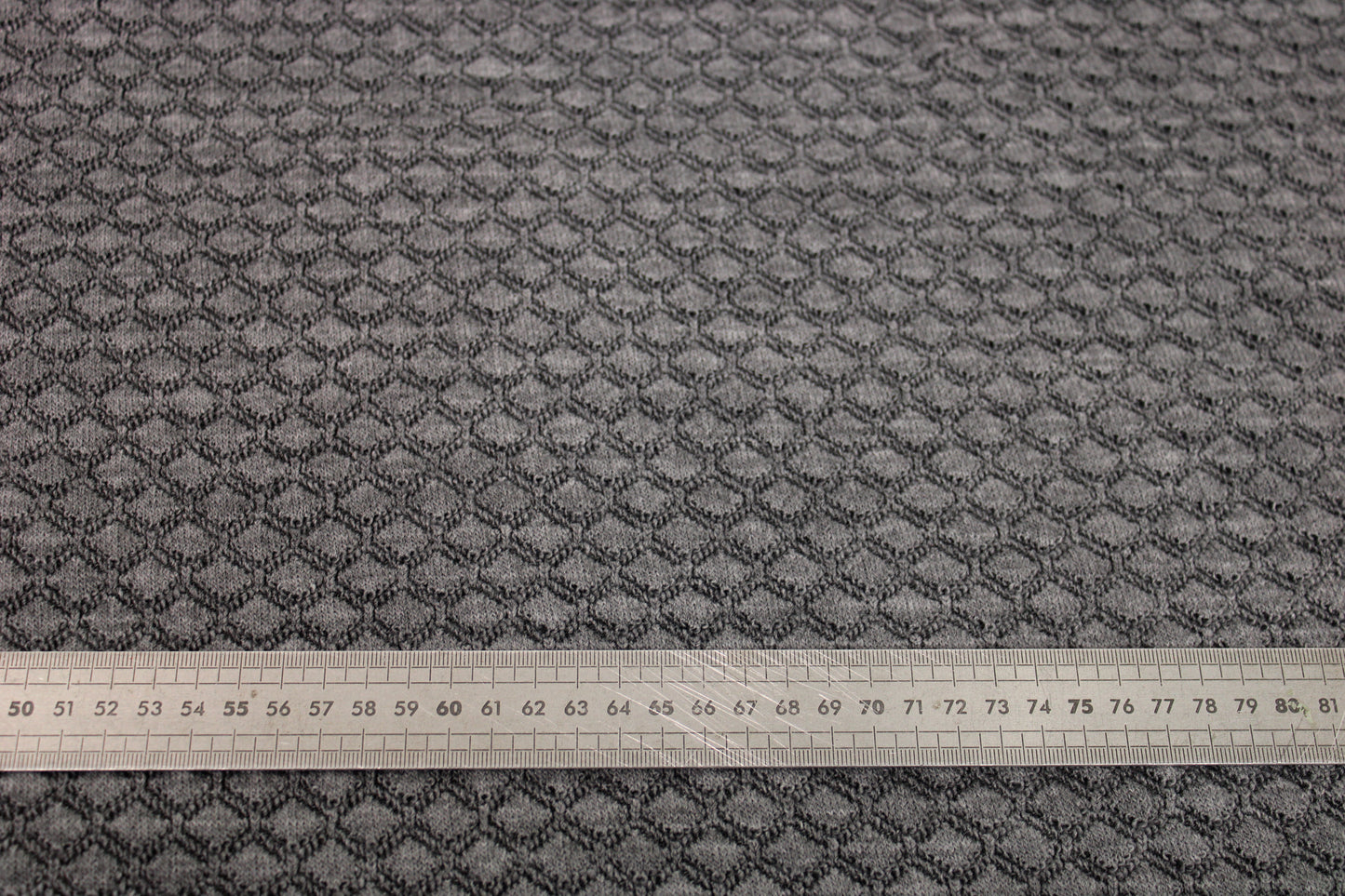 Tissu maille style tricot - motif losange - gris - photo 5/5 | So Tissus