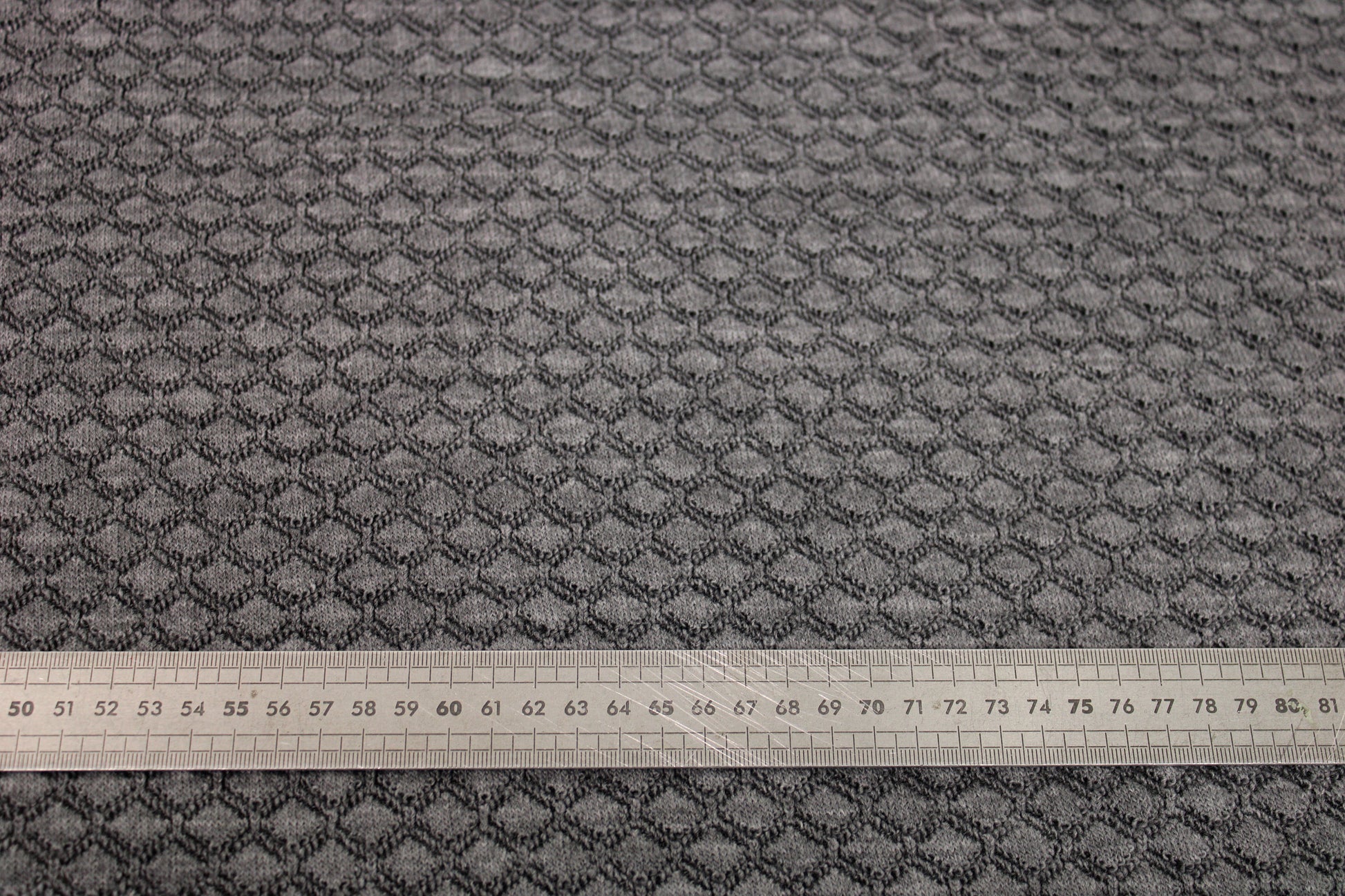 Tissu maille style tricot - motif losange - gris - photo 5/5 | So Tissus
