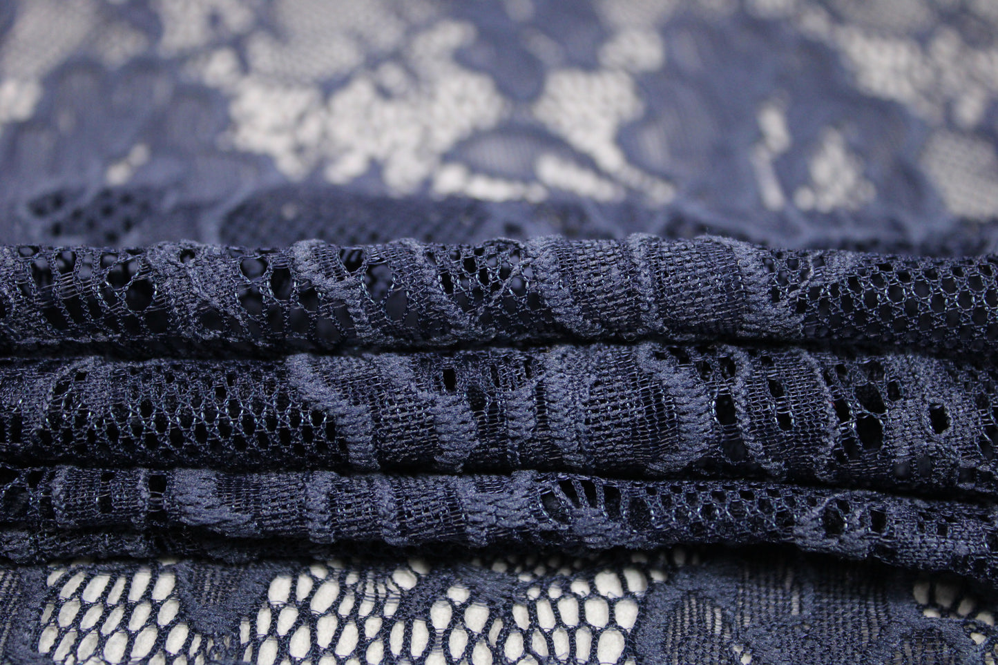Tissu dentelle bistretch - bleu marine - photo 2/4 | So Tissus