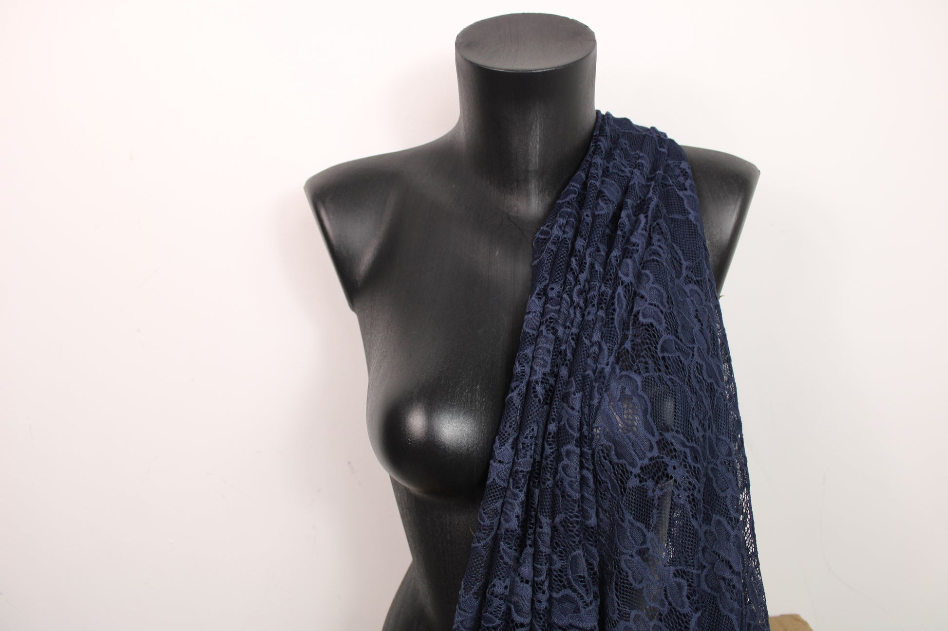 Tissu dentelle bistretch - bleu marine - photo 3/4 | So Tissus