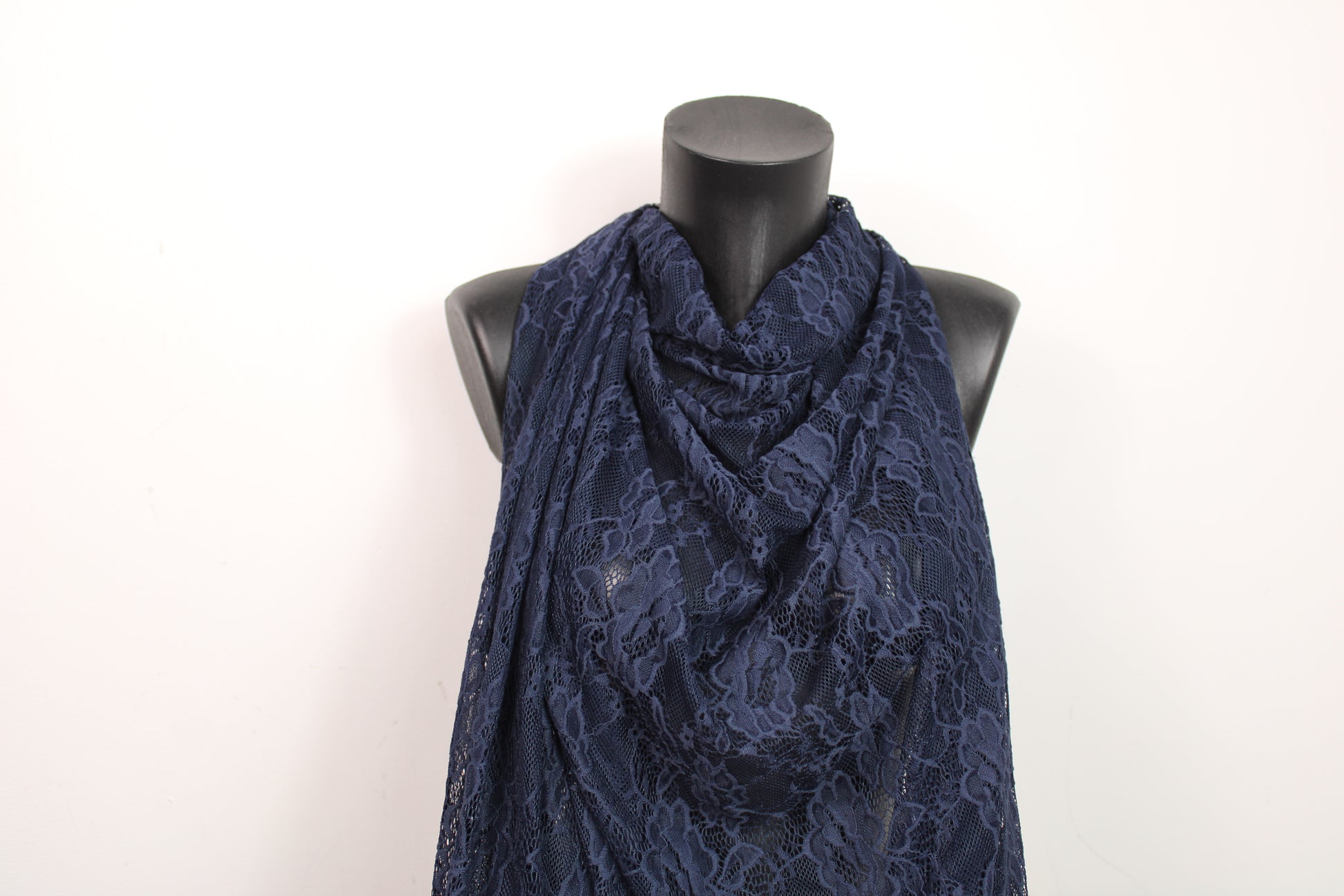 Tissu dentelle bistretch - bleu marine - photo 4/4 | So Tissus