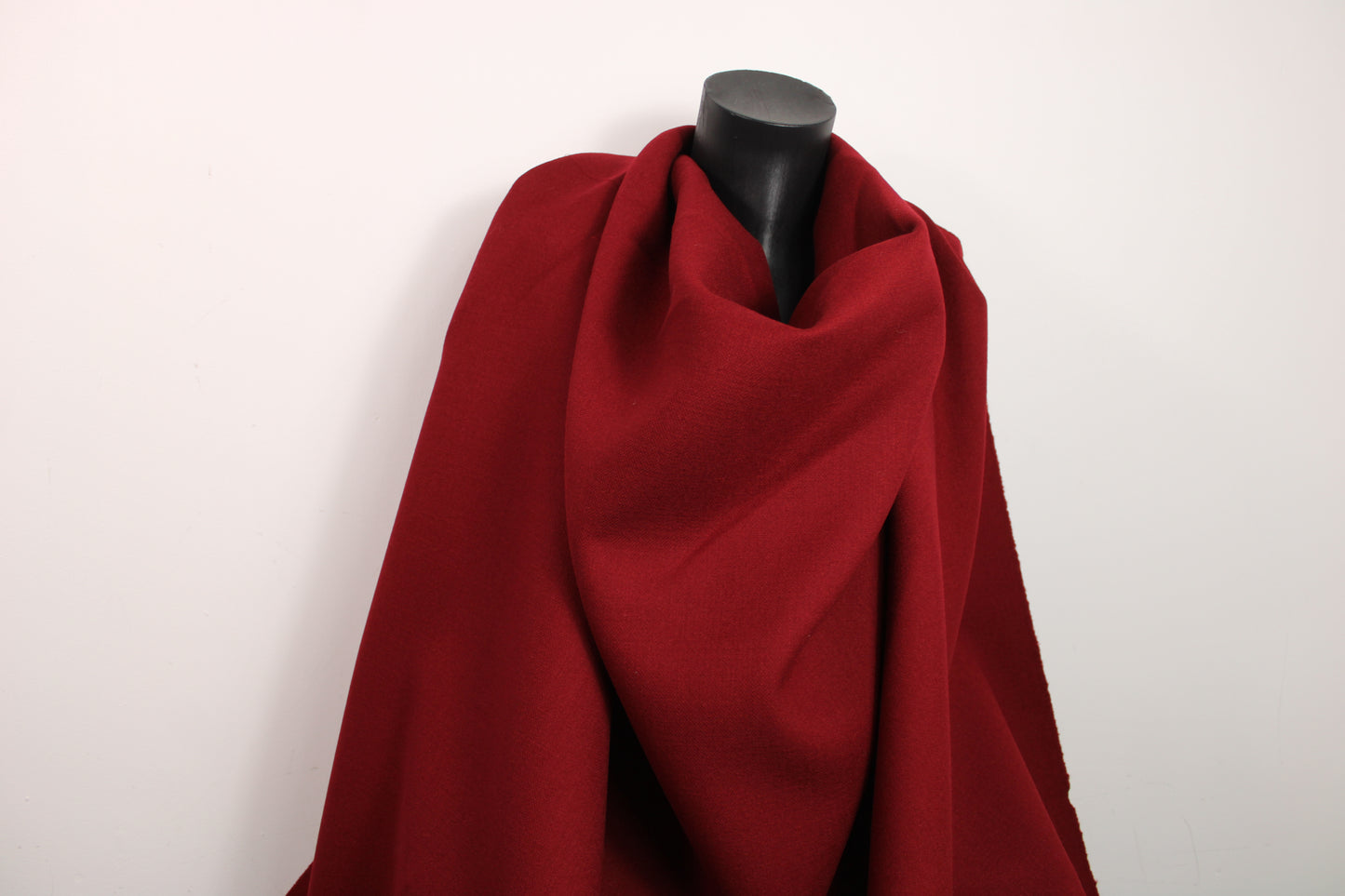 Tissu double crêpe de laine - grenat - photo 4/4 | So Tissus