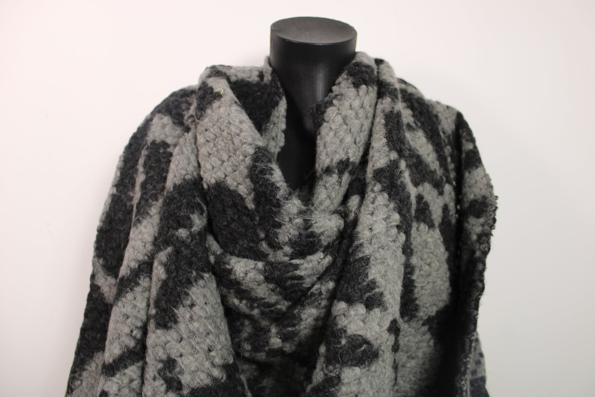 Tissu laine bouclette - noir et gris - photo 4/5 | So Tissus