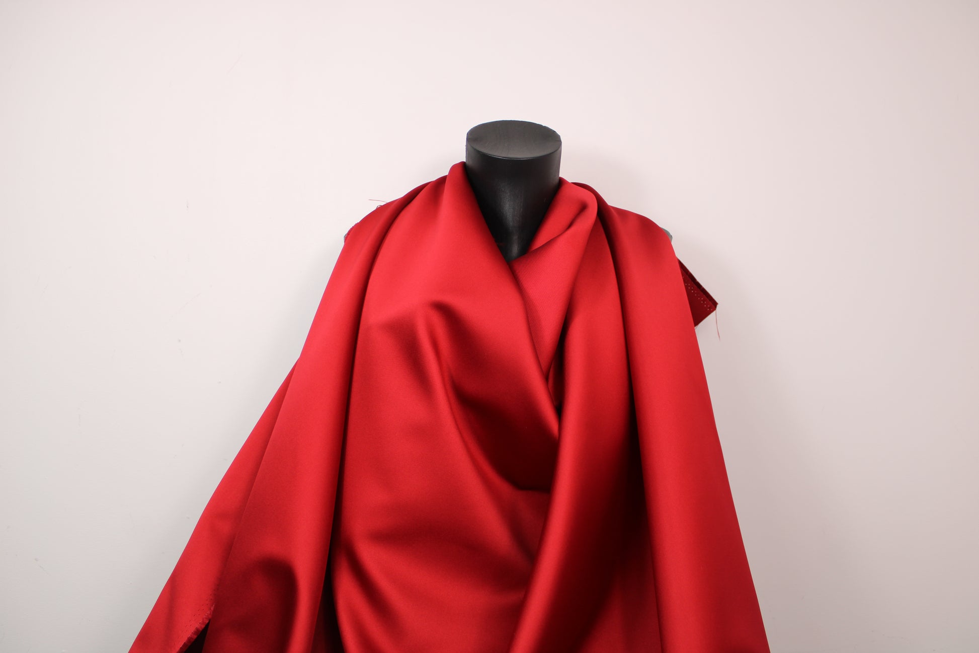 Tissu satin duchesse - rouge - photo 4/4 | So Tissus