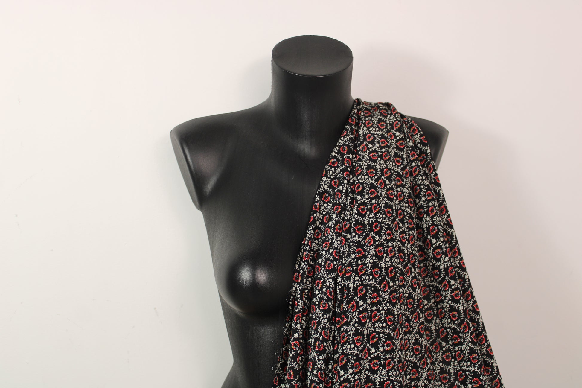 Tissu crêpe de chine 100% soie - imprimé fleurs abstraites - ton noir - photo 3/5 | So Tissus