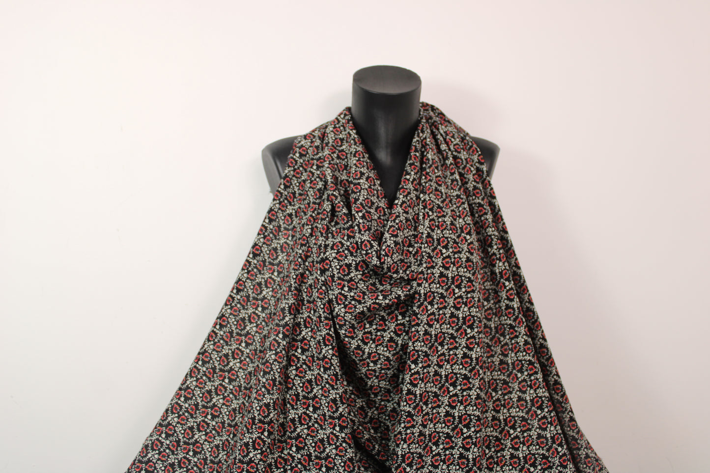 Tissu crêpe de chine 100% soie - imprimé fleurs abstraites - ton noir - photo 4/5 | So Tissus