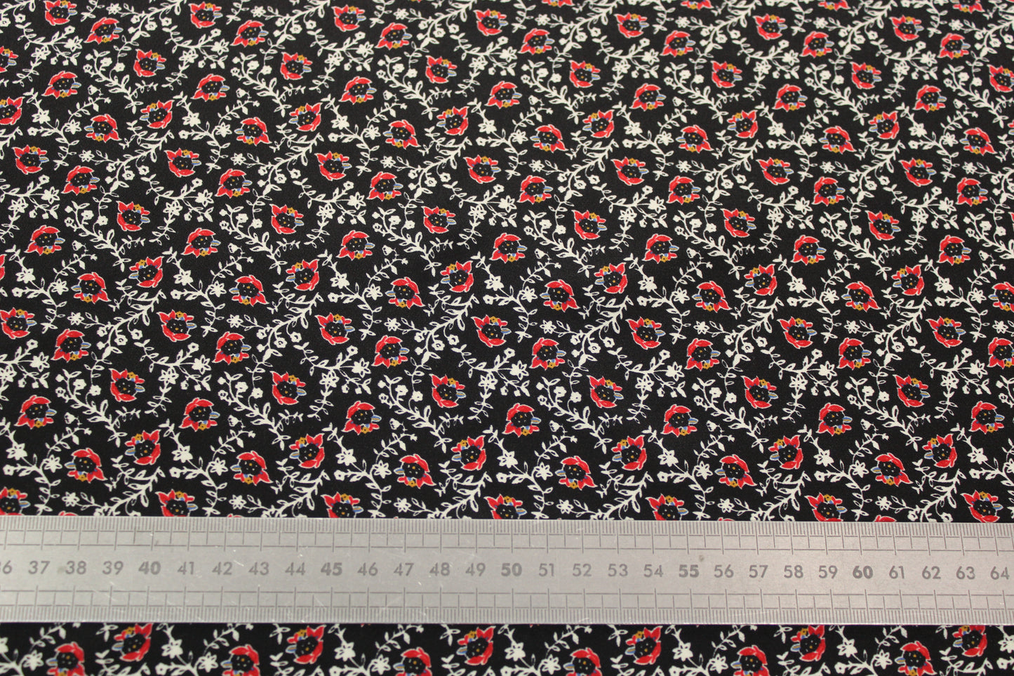 Tissu crêpe de chine 100% soie - imprimé fleurs abstraites - ton noir - photo 5/5 | So Tissus