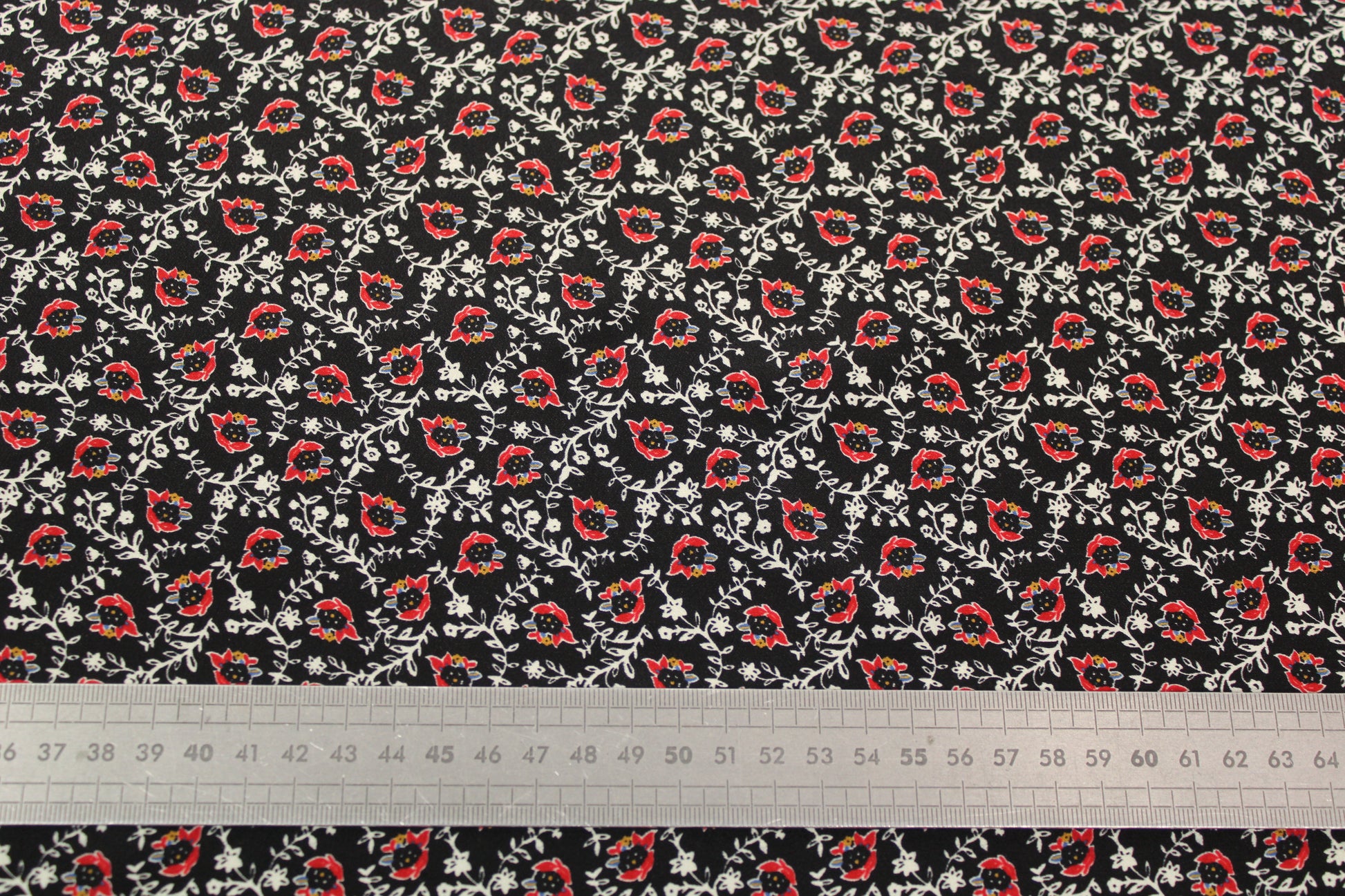 Tissu crêpe de chine 100% soie - imprimé fleurs abstraites - ton noir - photo 5/5 | So Tissus
