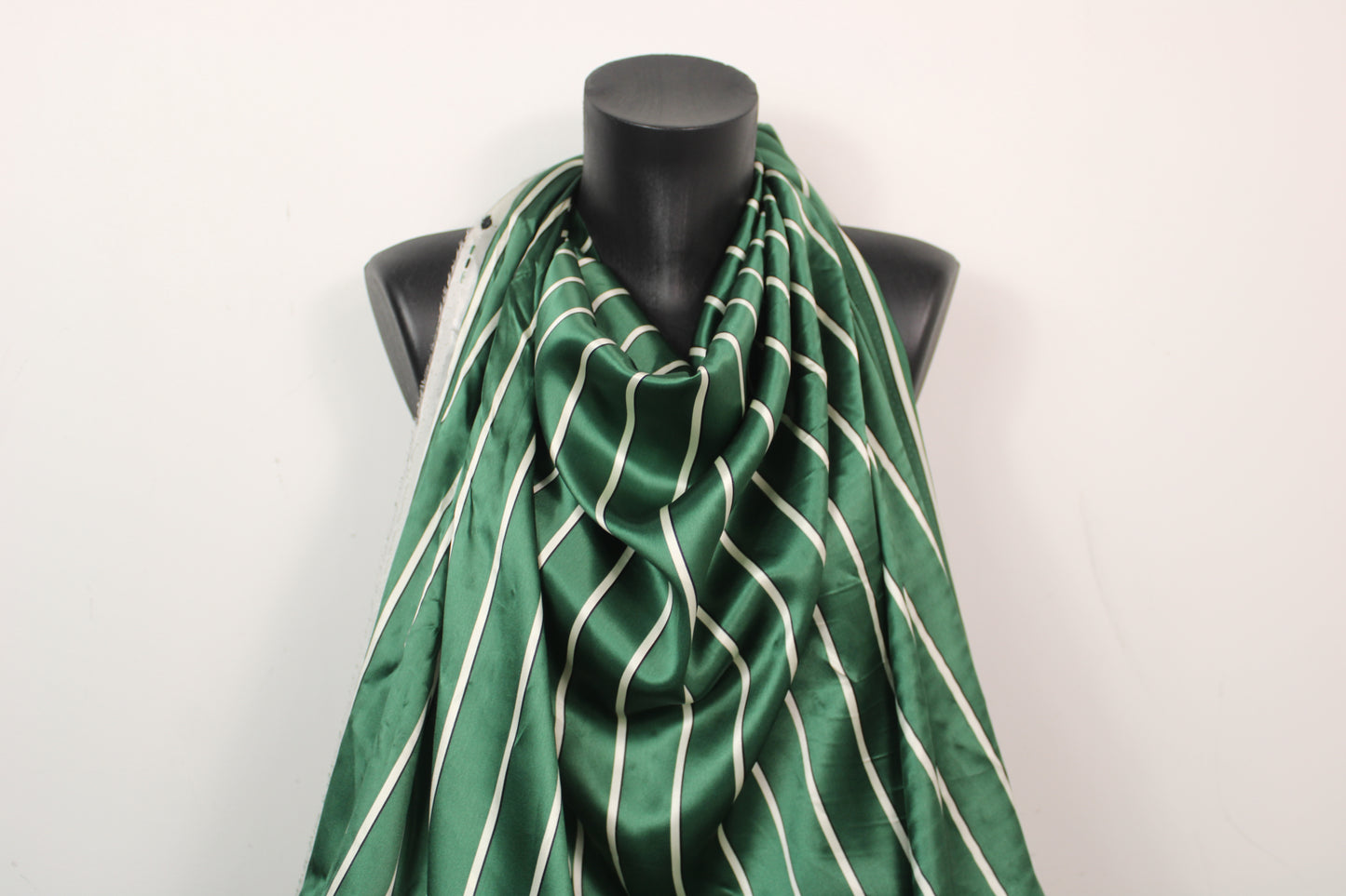 Tissu satin de soie - à rayures - vert et blanc - photo 4/5 | So Tissus