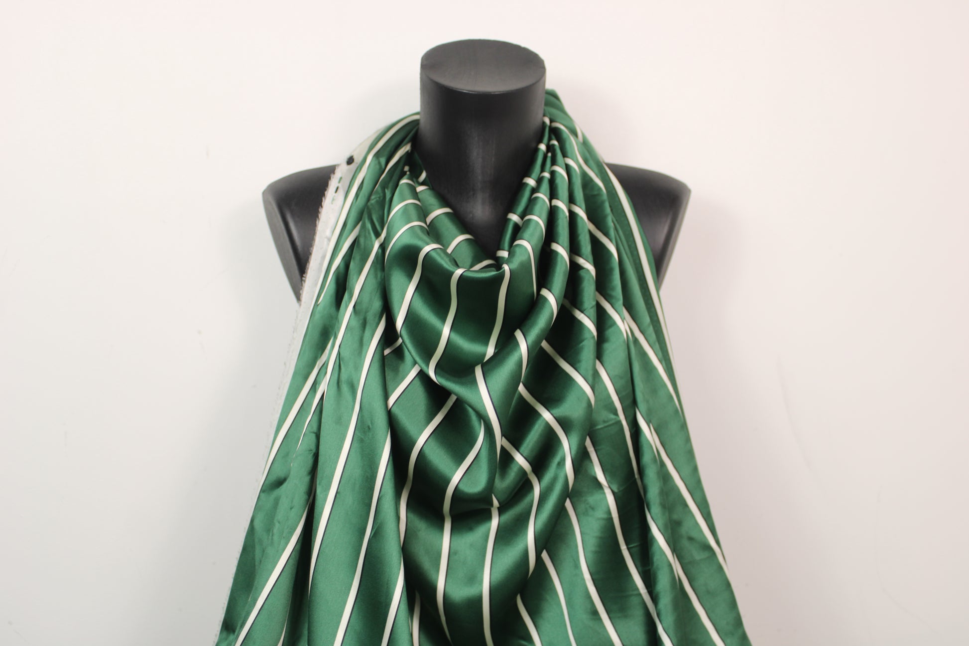 Tissu satin de soie - à rayures - vert et blanc - photo 4/5 | So Tissus