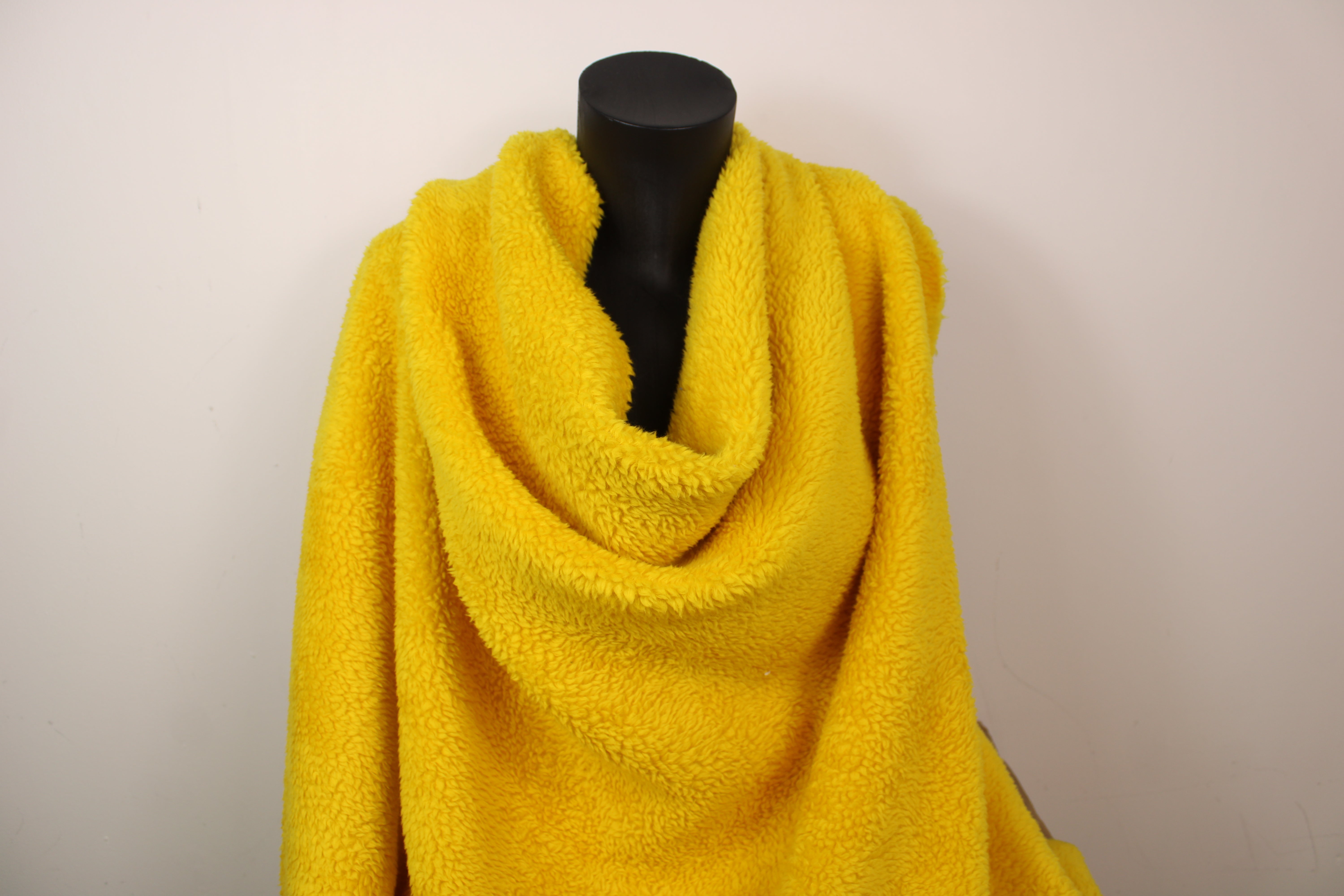 Coupon tissu fausse fourrure douce et épaisse jaune orange à poils mi-longs 30cm x 75cm
