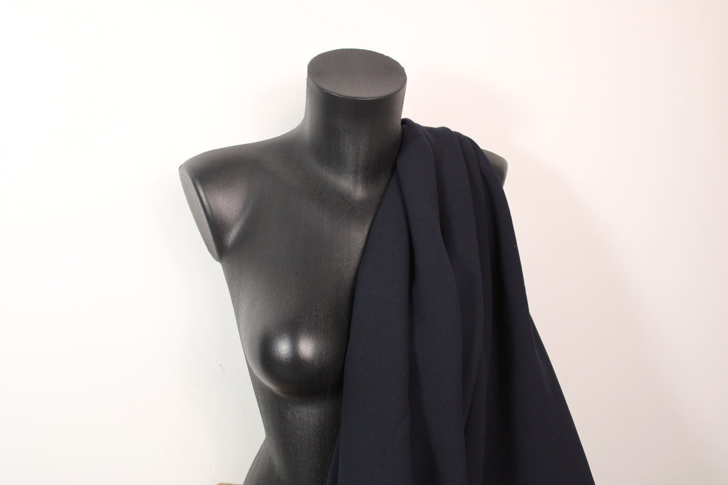 Tissu crêpe de laine - bleu marine foncé - photo 3/4 | So Tissus