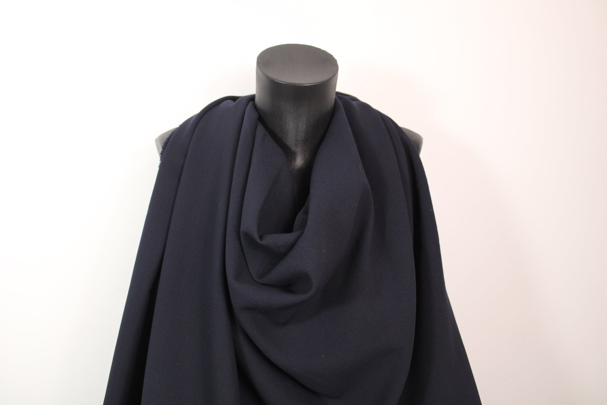 Tissu crêpe de laine - bleu marine foncé - photo 4/4 | So Tissus