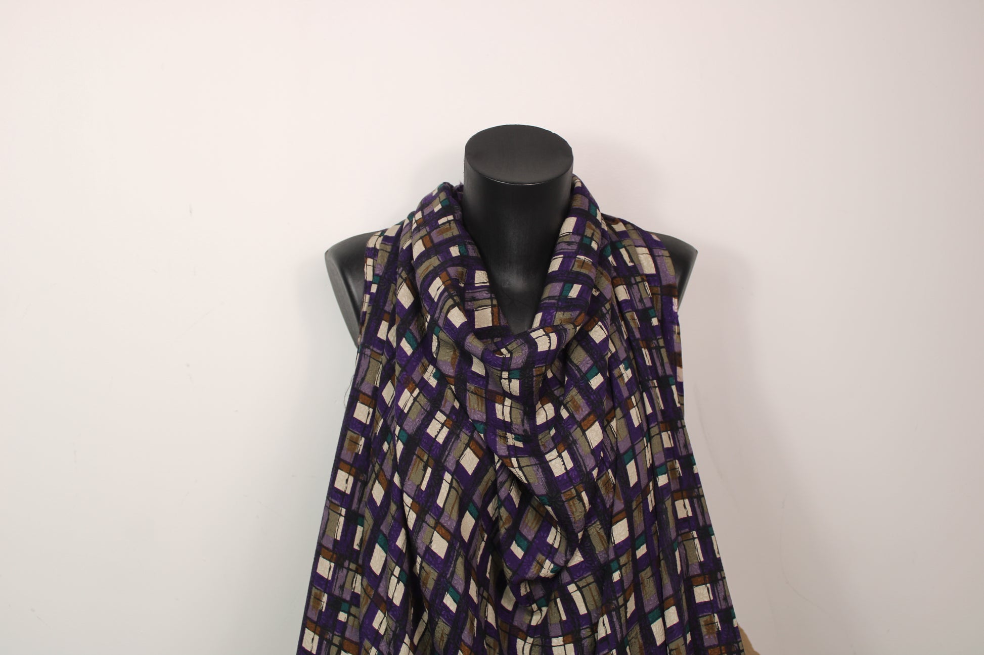 Tissu crêpe de soie 100% - imprimé géométrique - ton violet - photo 4/5 | So Tissus