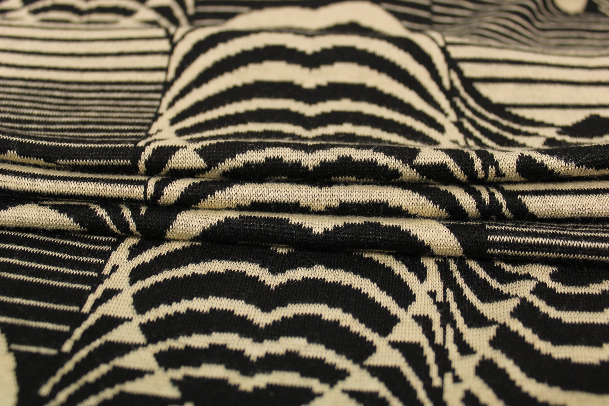 Tissu maille - imprimé coeur abstrait - beige et noir - photo 2/5 | So Tissus
