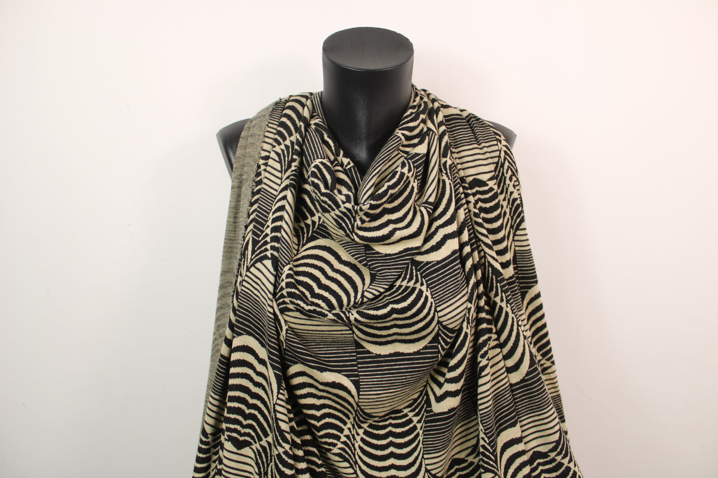 Tissu maille - imprimé coeur abstrait - beige et noir - photo 4/5 | So Tissus