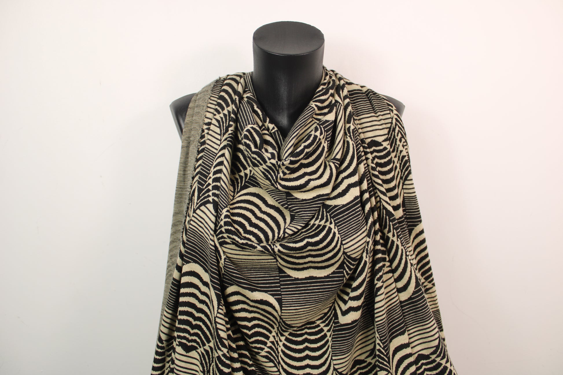 Tissu maille - imprimé coeur abstrait - beige et noir - photo 4/5 | So Tissus