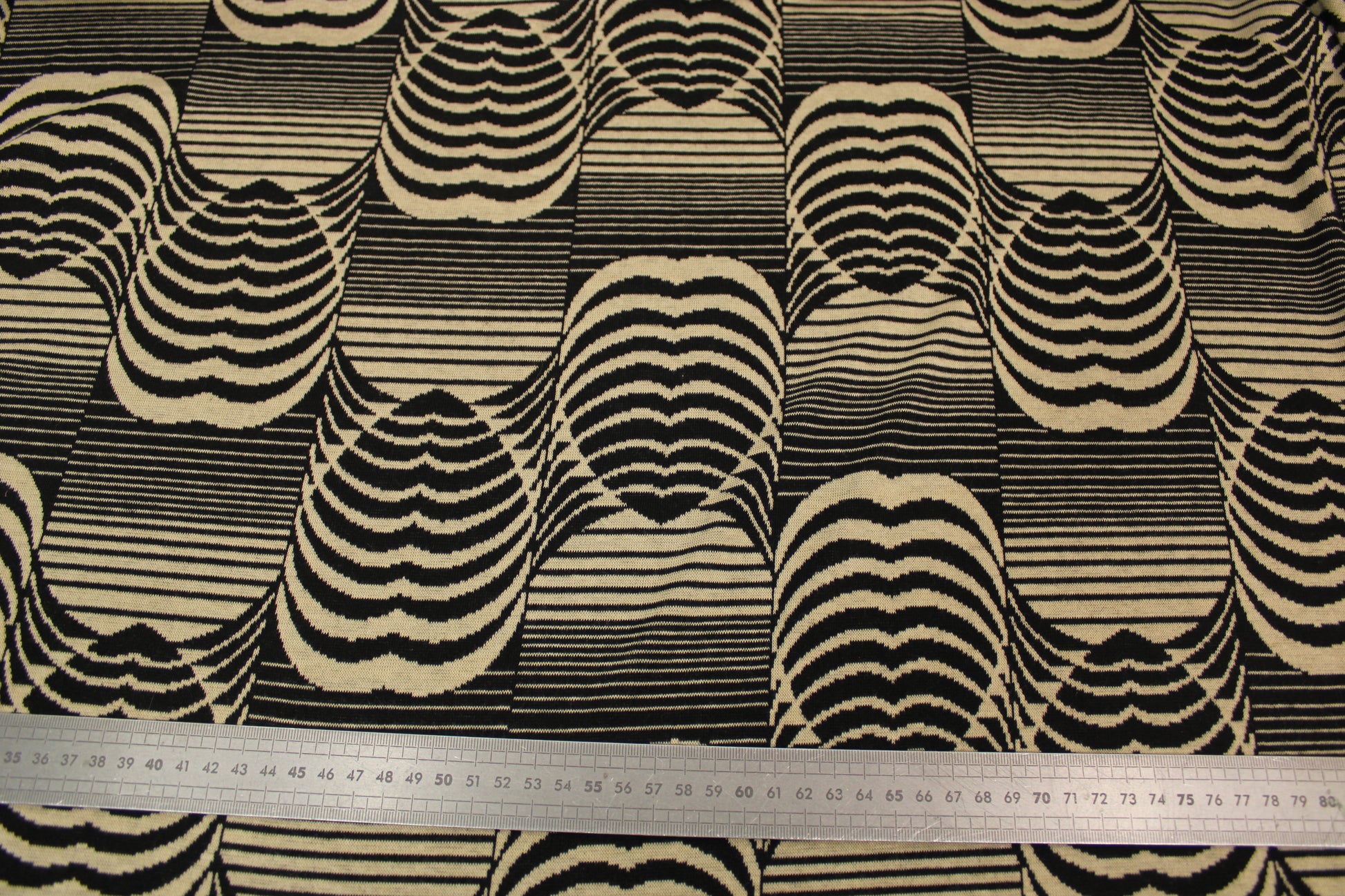 Tissu maille - imprimé coeur abstrait - beige et noir - photo 5/5 | So Tissus