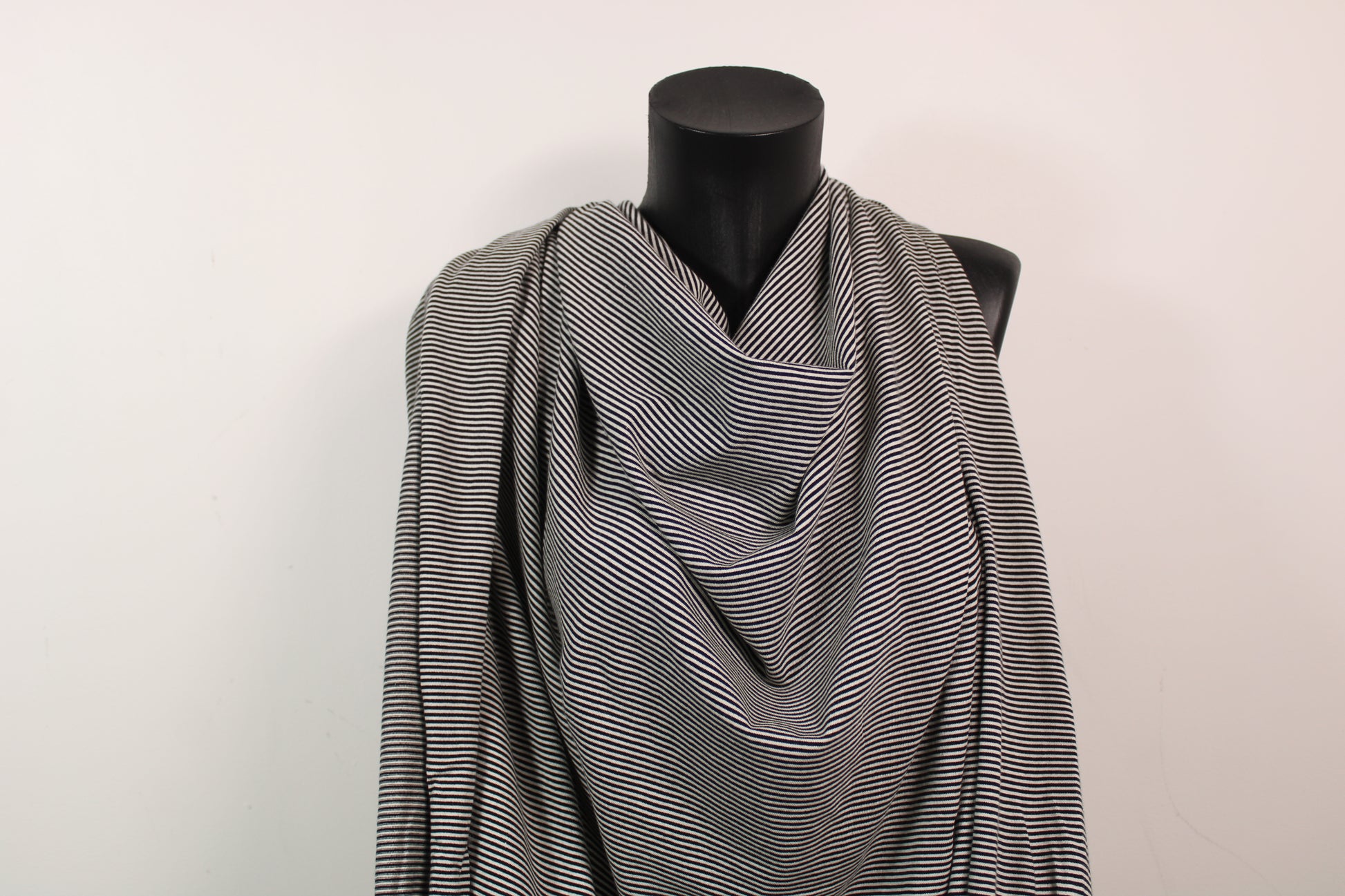 Tissu maille jersey viscose - à rayures - noir et blanc - photo 4/5 | So Tissus