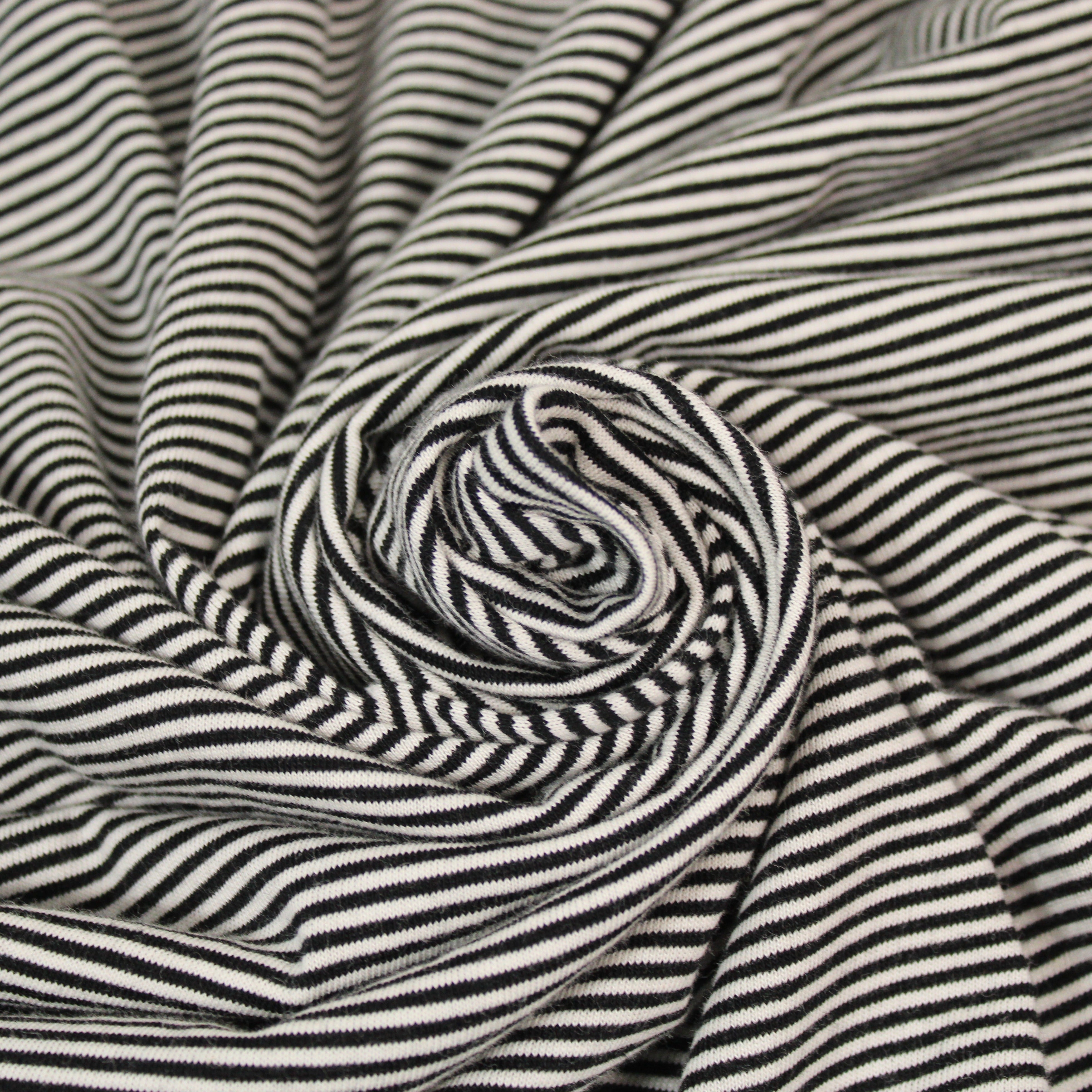 Coupon De Jersey Viscose élasthanne Rayé Rouge Et Blanc - 3 Pièces - 140 Cm De Large - Neuf
