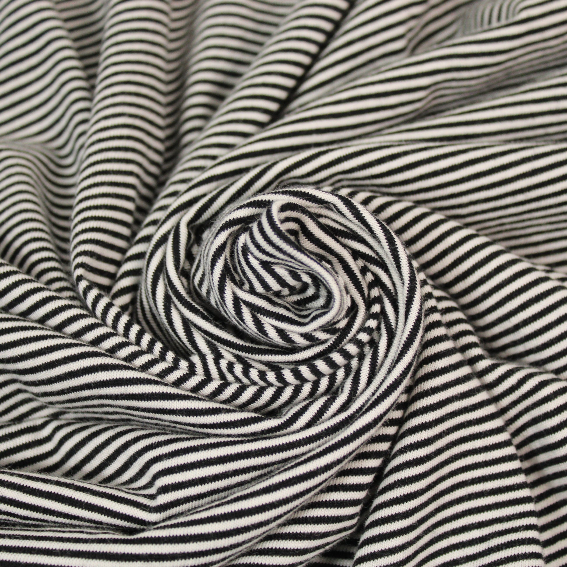 Tissu maille jersey viscose - à rayures - noir et blanc - photo 1/5 | So Tissus