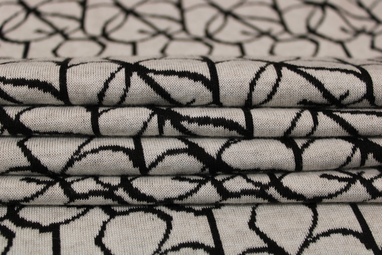 Tissu maille - imprimé doodling - écru et noir - photo 2/5 | So Tissus