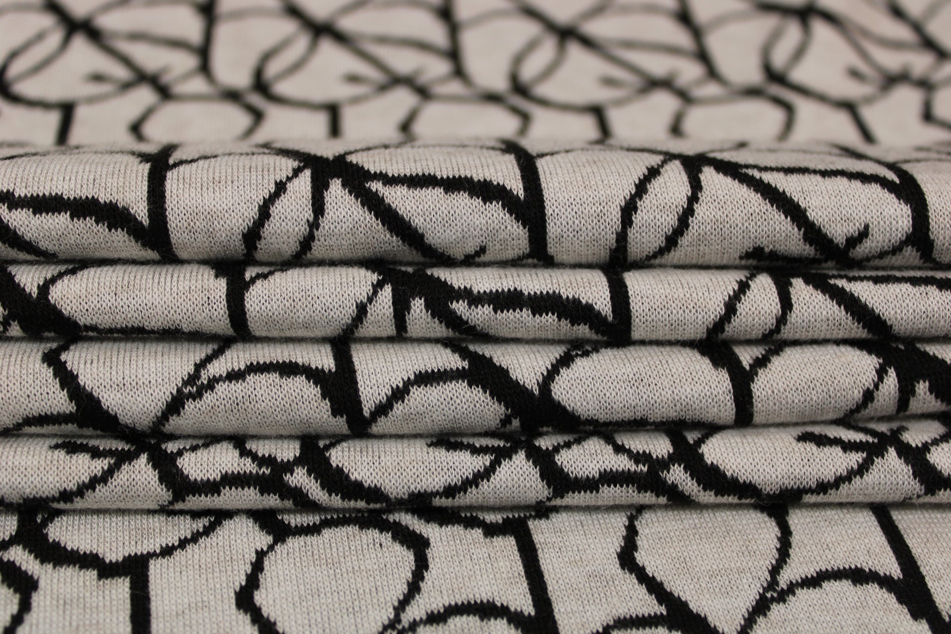 Tissu maille - imprimé doodling - écru et noir - photo 2/5 | So Tissus